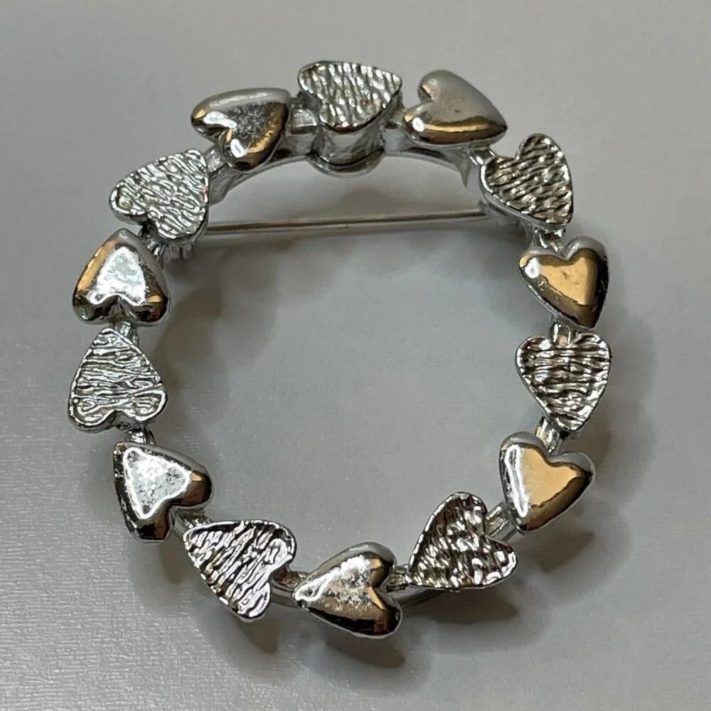 Signed Gerry's Oval Silver Tone Metal Heart Wreath Brooch Pin Vintage AL5.4‎